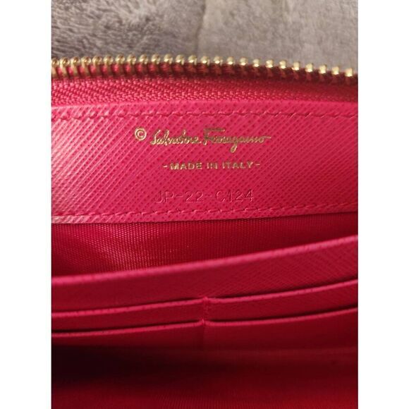 Salvatore Ferragamo Pink Saffiano Leather Vara Bow Zip Continental Wallet - Picture 3 of 11